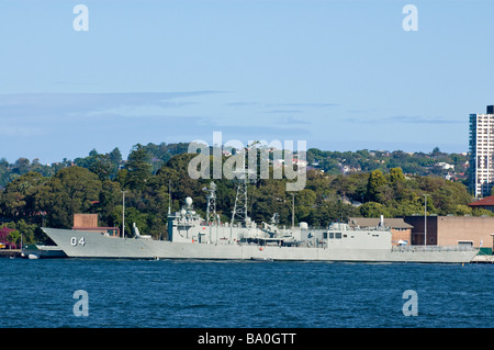 Ein Adelaide-Klasse Lenkflugkörper Fregatte HMAS Darwin angedockt auf Garden Island Flotte Basis (HMAS Kuttabul), Sydney, Australien Stockfoto