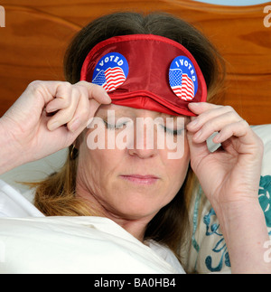 Frau trägt ihr schlafenden Auge Schatten Aufkleber abstimmen Stockfoto