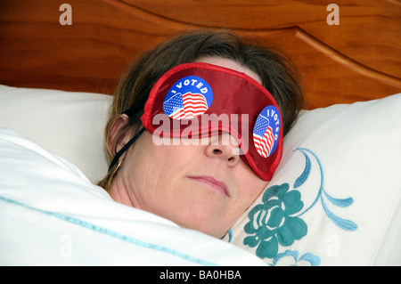 Frau trägt ihr schlafenden Auge Schatten Aufkleber abstimmen Stockfoto