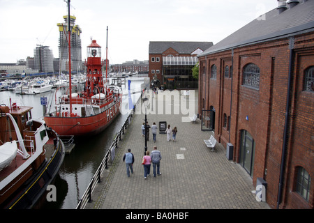 Eine Gesamtansicht der Swansea Marina, zeigt ein Schlepper und ein Lichtschiff auf dem Display in der Nähe des Museums. Stockfoto