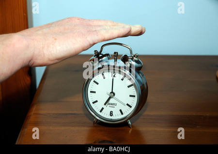 Wecker Womans Hand umschalten am frühen Morgen Alarm abzusagen Stockfoto