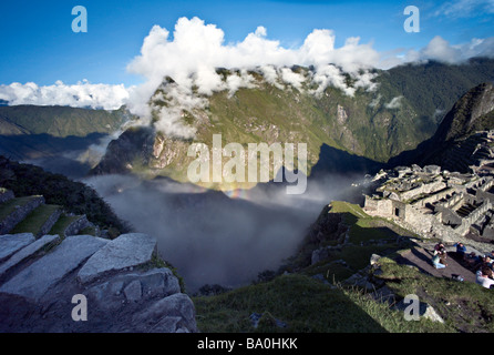 PERU MACHU PICCHU Shadow von Machu Picchu bei Sonnenaufgang und einem Herrlichkeit Halo reflektieren die Urubamba Berge und Wolken Stockfoto