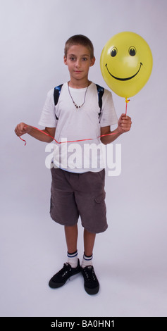 Junge mit lächelnden Ballon Stockfoto