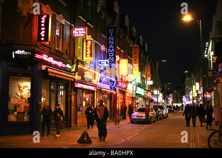 Indische Restaurants in Brick Lane, London bei Nacht Stockfoto