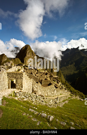 PERU MACHU PICCHU Ansicht von Machu Picchu vom Haupteingang in die Stadt mit Huayna Picchu im Hintergrund Stockfoto