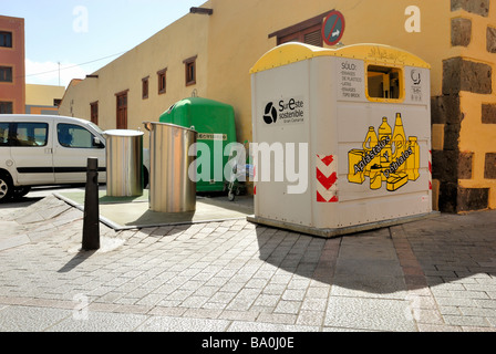 Die moderne Recyclingstation mit unterirdischen Behältern in der alten Stadt von Aguimes. Aguimes, Gran Canaria, Kanarische Inseln, Stockfoto