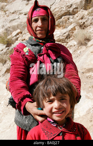 Tajikistan Frau und ihre Tochter tragen traditionelle Kleid und Hut, Marguzor Seen, Fan-Berg, Tadschikistan, Zentralasien Stockfoto