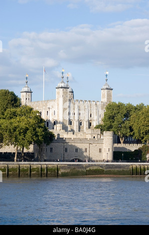 Der Tower of London angesehen vom Südufer der Themse in London England UK Stockfoto
