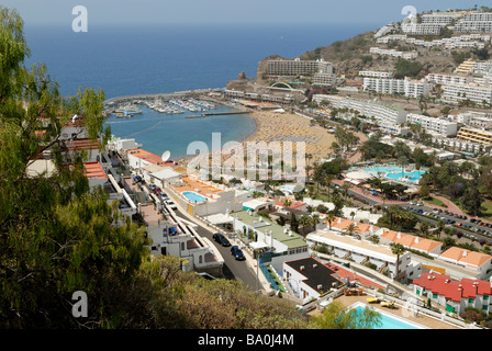 Ein schöner Blick über die Dächer auf den Strand von Puerto Rico. Puerto Rico, Gran Canaria, Kanarische Inseln, Spanien, Europa. Stockfoto