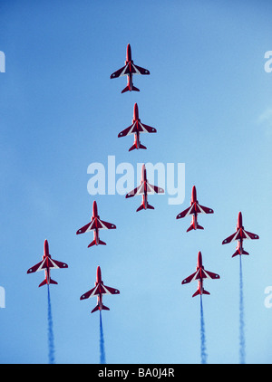 ROTER PFEIL IN VOLLER FORMATIONSFLUG Stockfoto