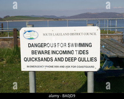 Abmahnung gefährlich für Schwimmen Vorsicht ankommenden Gezeiten Treibsand und tiefe Gräben am nördlichen Ende der Morecambe Bay Stockfoto