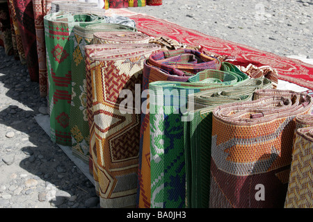 Traditionelle afghanische Teppiche zum Verkauf, grenzüberschreitenden Markt in der Nähe von Ishkashim an der Grenze zwischen Tadschikistan und Afghanistan Stockfoto