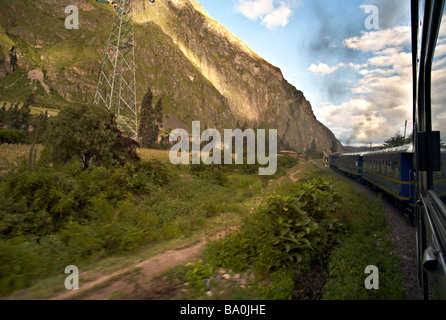 PERU MACHU PICCHU PeruRail Vistadome Zug fährt durch das Urubamba-Tal, wie es von Machu Picchu nach Cusco Reisen Stockfoto