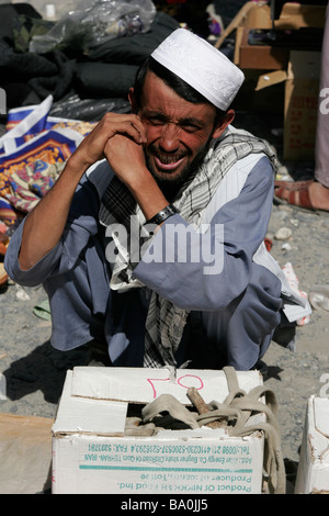 Afghanische Anbieter auf dem grenzüberschreitenden Markt in der Nähe von Ishkashim an der Grenze zwischen Tadschikistan und Afghanistan Stockfoto