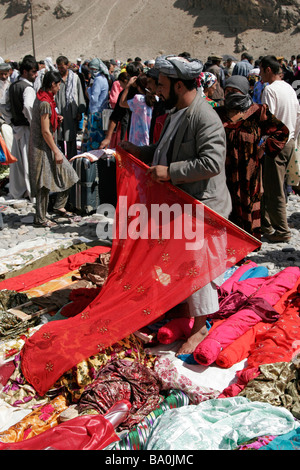 Afghanische Stoff Verkäufer auf dem grenzüberschreitenden Markt in der Nähe von Ishkashim an der Grenze zwischen Tadschikistan und Afghanistan Stockfoto