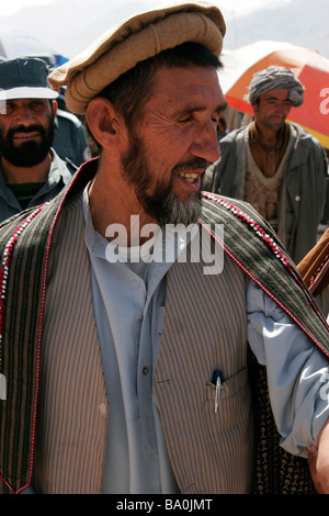 Afghanischer Mann traditionellen Hut auf dem grenzüberschreitenden Markt in der Nähe von Ishkashim an der Grenze zwischen Tadschikistan und Afghanistan Stockfoto