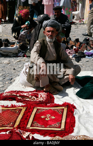 Afghan Teppich Verkäufer auf dem grenzüberschreitenden Markt in der Nähe von Ishkashim an der Grenze zwischen Tadschikistan und Afghanistan Stockfoto