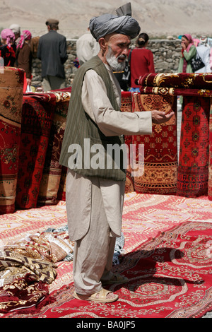 Afghan Teppich Verkäufer auf dem grenzüberschreitenden Markt in der Nähe von Ishkashim an der Grenze zwischen Tadschikistan und Afghanistan Stockfoto