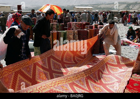 Afghan Teppich Verkäufer auf dem grenzüberschreitenden Markt in der Nähe von Ishkashim an der Grenze zwischen Tadschikistan und Afghanistan Stockfoto