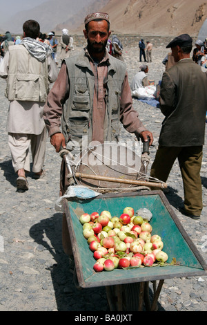 Apple-Lieferanten auf dem grenzüberschreitenden Markt in der Nähe von Ishkashim an der Grenze zwischen Tadschikistan und Afghanistan Stockfoto