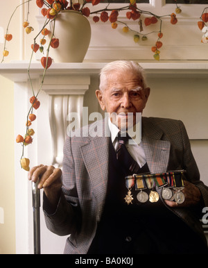 Ersten Weltkrieg Veteran, fotografiert im Jahr 1988 die Royal Star und Strumpfband Zuhause. Dieser Herr werden jetzt verstorbenen. Stockfoto