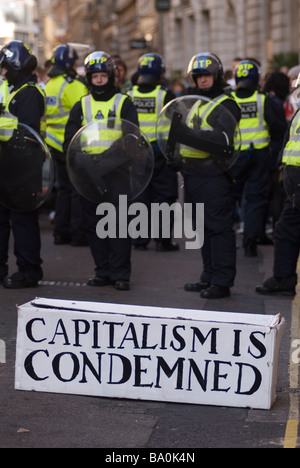 G20 Protest außerhalb der Bank von England, Threadneedle Street 1. April 2009 Sarg geformt, Kapitalismus verurteilt. Kredit 2000 s HOMER SYKES Crunch Stockfoto