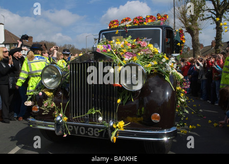 Rolls Royce Leichenwagen mit Blumen bedeckt. Jade Goodys Beerdigung 4. April 2009 TV Reality Star Bestattungsdienst Essex England 2000er England. HOMER SYKES Stockfoto