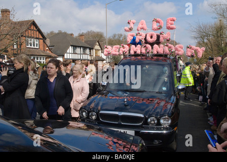 TV Reality Star Jade Goodys Funeral Jade von Bermondsey, florale Hommage. Funeral Cortege Massen von Fans Buckhurst Hill Essex 2009 2000s HOMER SYKES Stockfoto