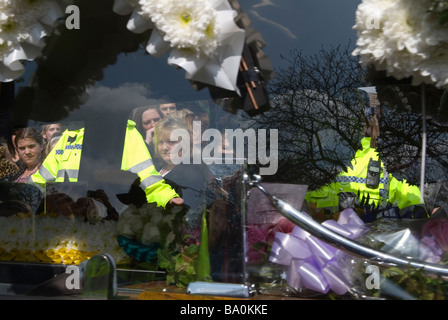 Trauersarg Sarg mit dem Glas-Leichenwagen Jade Goodys Beerdigung 2009 Jade Goody eine TV-Realität Star Reflections in Essex UK 2000s HOMER SYKES. Stockfoto