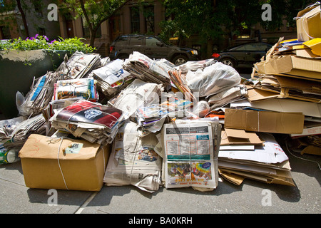 Pappe Zeitungen und Zeitschriften gebündelt zur Bordsteinkante recycling-Programm in Brooklyn Heights, New York Stockfoto