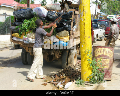 Dominikanische Mann bereinigt Müll auf einer belebten Straße in Las Terranas Samana Dominikanische Republik Stockfoto