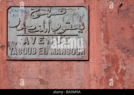 Straßenschild Besetzung Plaque in Arabisch und Französisch eingebettet in der Kennzeichnung der Avenue Mohammed V, Marrakesch Medina-Wand Stockfoto