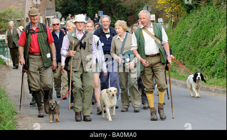 Gruppe von Wanderern, die zu Fuß in Hampshire, England UK Stockfoto