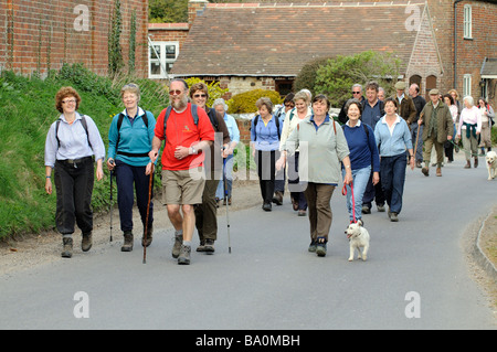 Gruppe von Wanderern, die zu Fuß in Hampshire, England UK Stockfoto