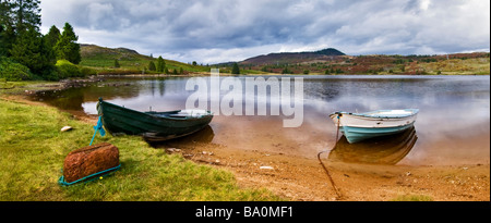 Wunderschöne Panorama-Szene von den entfernten Loch Ordie, nr Dunkeld, Schottland, aufgenommen im Herbst mit zwei alten Ruderboote im Vordergrund Stockfoto