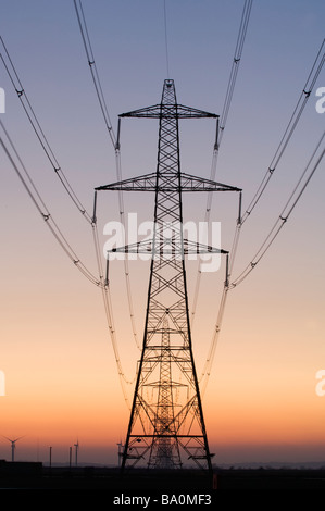 Windkraftanlagen und Strommasten und Linien Romney Marsh Kent UK Stockfoto