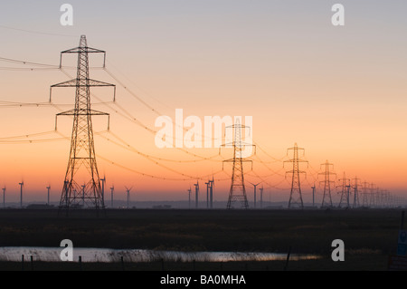 Windkraftanlagen und Strommasten und Linien Romney Marsh Kent UK Stockfoto