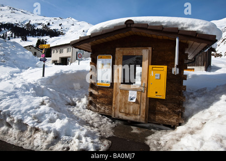 Bushaltestelle in Hinterrhein, Graubünden, Schweiz Stockfoto