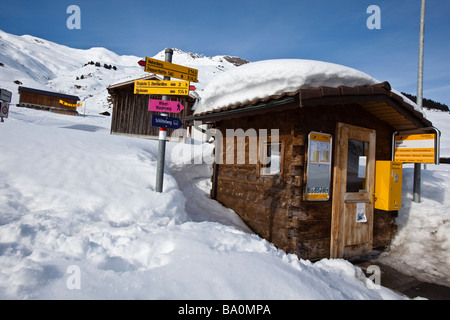 Bushaltestelle in Hinterrhein, Graubünden, Schweiz Stockfoto