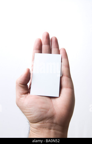 Hand mit einem weißem Karton Schild vor einem weißen Hintergrund Stockfoto