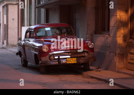 Straßenszene mit Oldtimer, Havanna, Kuba. Stockfoto
