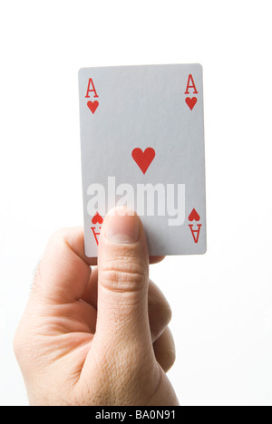 Hand hält-Ass Spielkarte Herz vor einem weißen Hintergrund isoliert Stockfoto