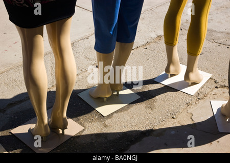 Beine von weiblichen Schaufensterpuppen tragen Hosen. Stockfoto