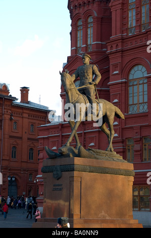 Statue von Marschall Georgy Zhukov (Held der Sowjetunion) vor dem staatlichen historischen Museum, Moskau Stockfoto