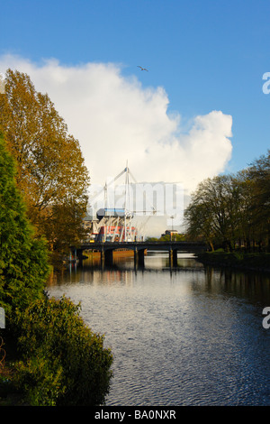 Millennium Stadium und Fluss Taff gesehen von Bute Park, Cardiff, Glamorgan, South.Wales, U.K Stockfoto