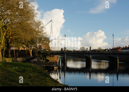 Millennium Stadium und Fluss Taff gesehen von Bute Park, Cardiff, Glamorgan, South.Wales, U.K Stockfoto