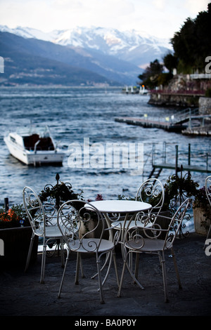 Esstisch und Stühle, die neben den Comer See in Varenna, Lombardei, Italien Stockfoto