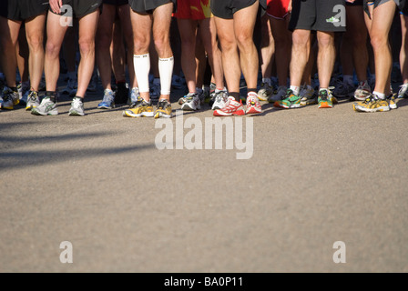 Beine der vorderen Läufer an der Startlinie des Running-Straßenrennen Cary 10k Stockfoto