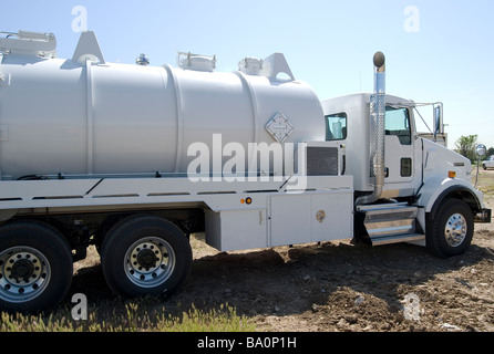 Vakuum Tankwagen verwendet, um Flüssigkeiten aus Lagertanks zu entfernen. Oft verwendet in Bereinigen von gefährlichen Abfällen Websites. Stockfoto