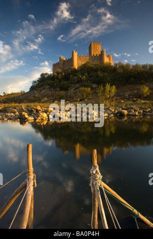 Historic Almourol Schloß mit Tejo bei Sonnenuntergang mit blauem Himmel und weißen Wolken Stockfoto